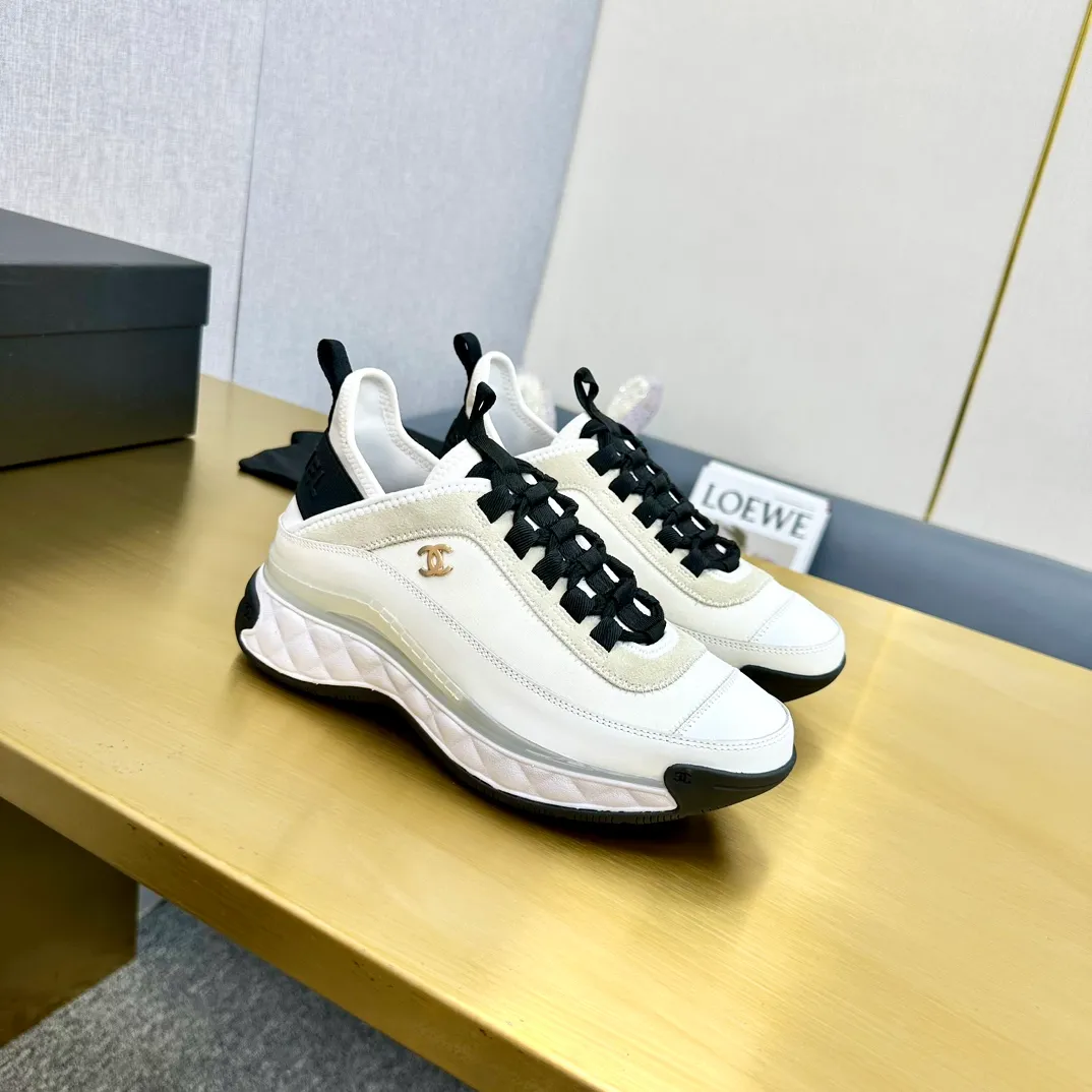 👟👟Ex-factory price 480👟👟 Women's shoes, women's clothing, top version Chanel Chanel - 2023 counter top casual sports shoes. This classic design; the upper is electro-embroidered with a variety of techniques; the outsole is fashionable and sporty; it is unusual to incorporate a variety of color matching elements... The diversified mix and match is very beautiful and versatile, and can be used for leisure, fashion, sports and outdoor... ꫛꫀꪝ Go➫ Material: ❶The upper is made of: original imported mercerized velvet + double-layer breathable mesh ❷The inner lining is made of: the original imported breathable mesh ❸The outsole is based on: original T👟👟factory price U combination outsole counter boutique packaging full set women 35-41 men 38-46 ᅟᅠᅟᅠᅟᅠ